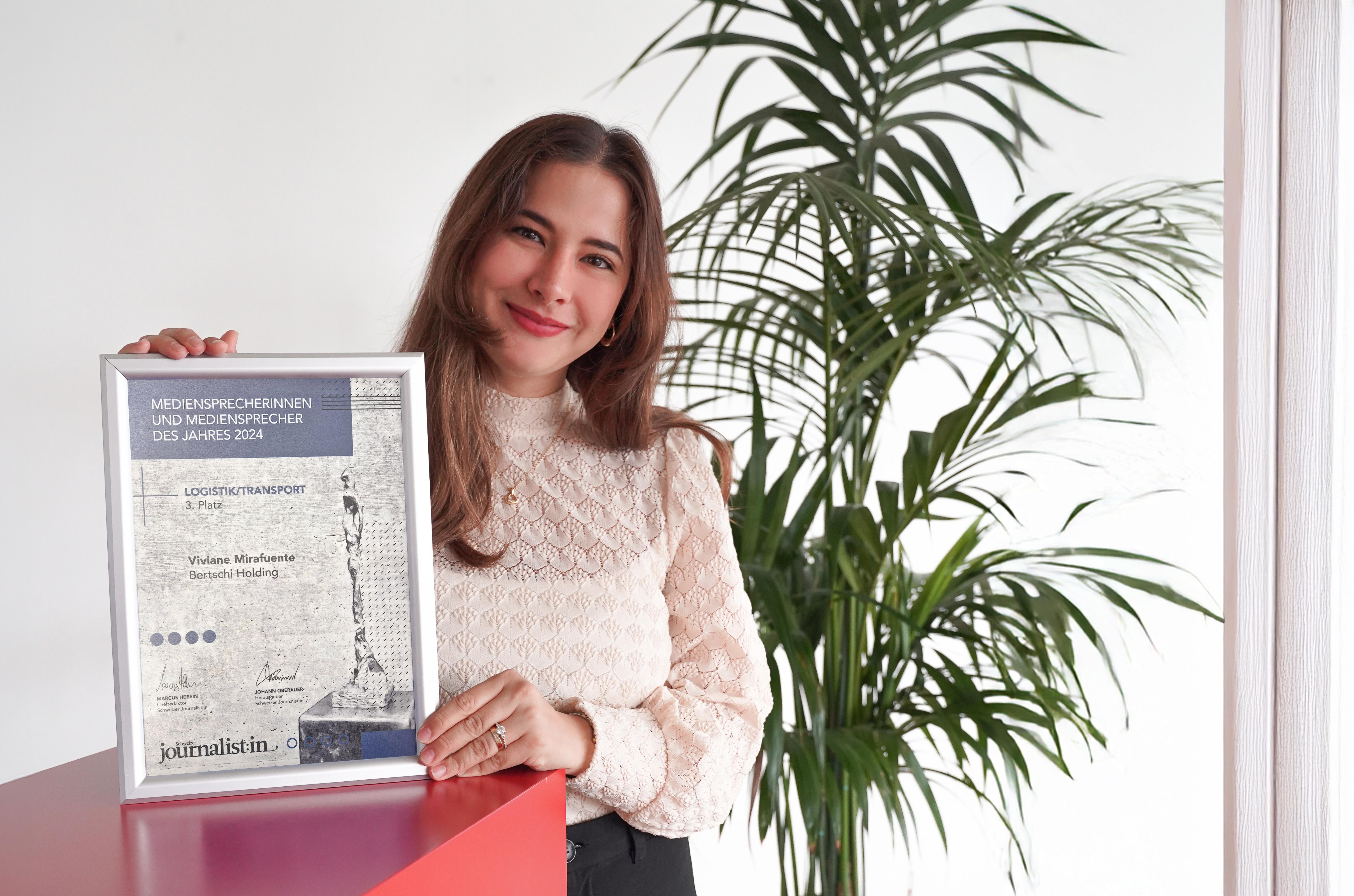 Viviane Mirafuente holding up her certificate