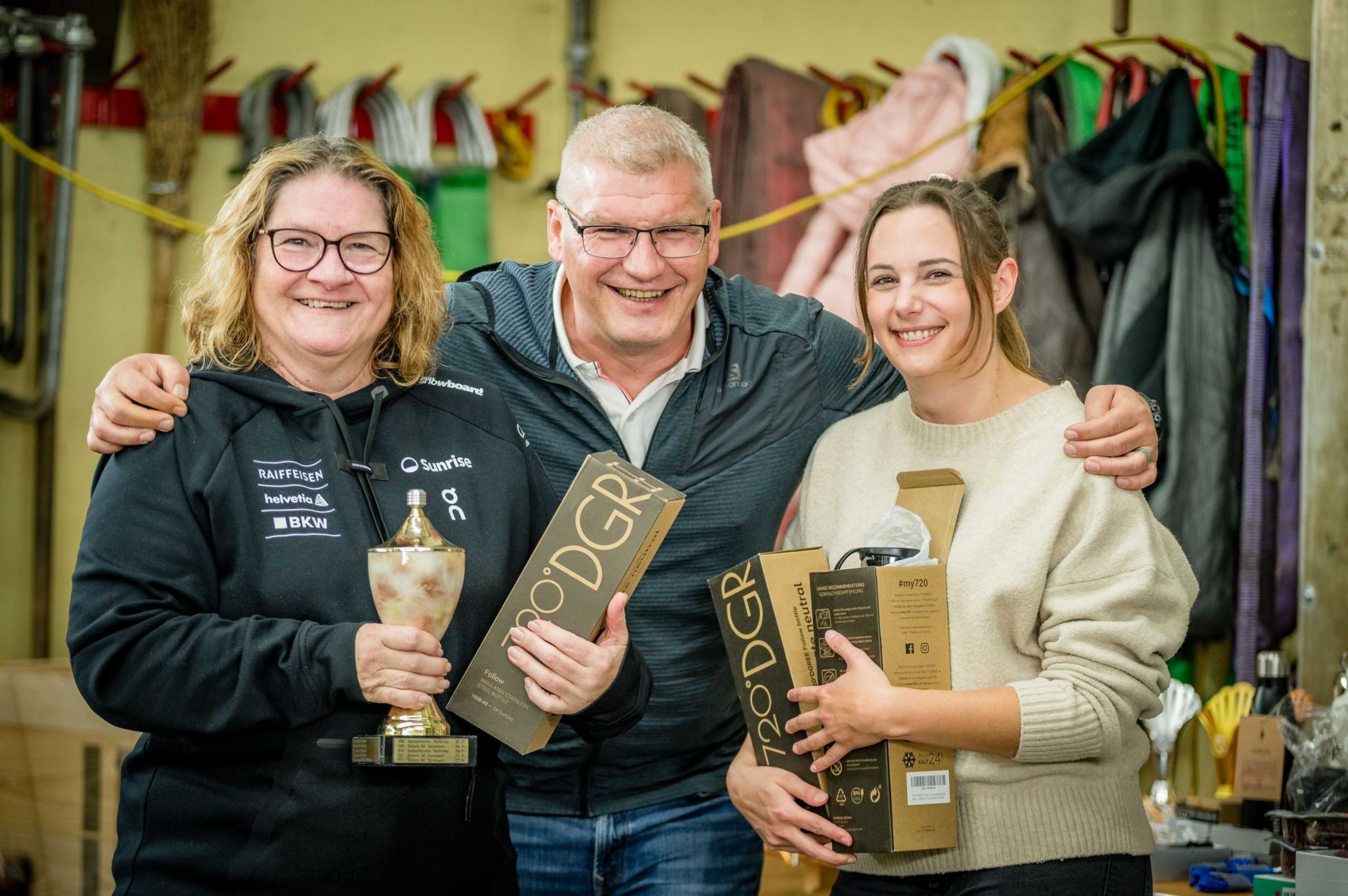 Die gewinner mit ihrem Pokal