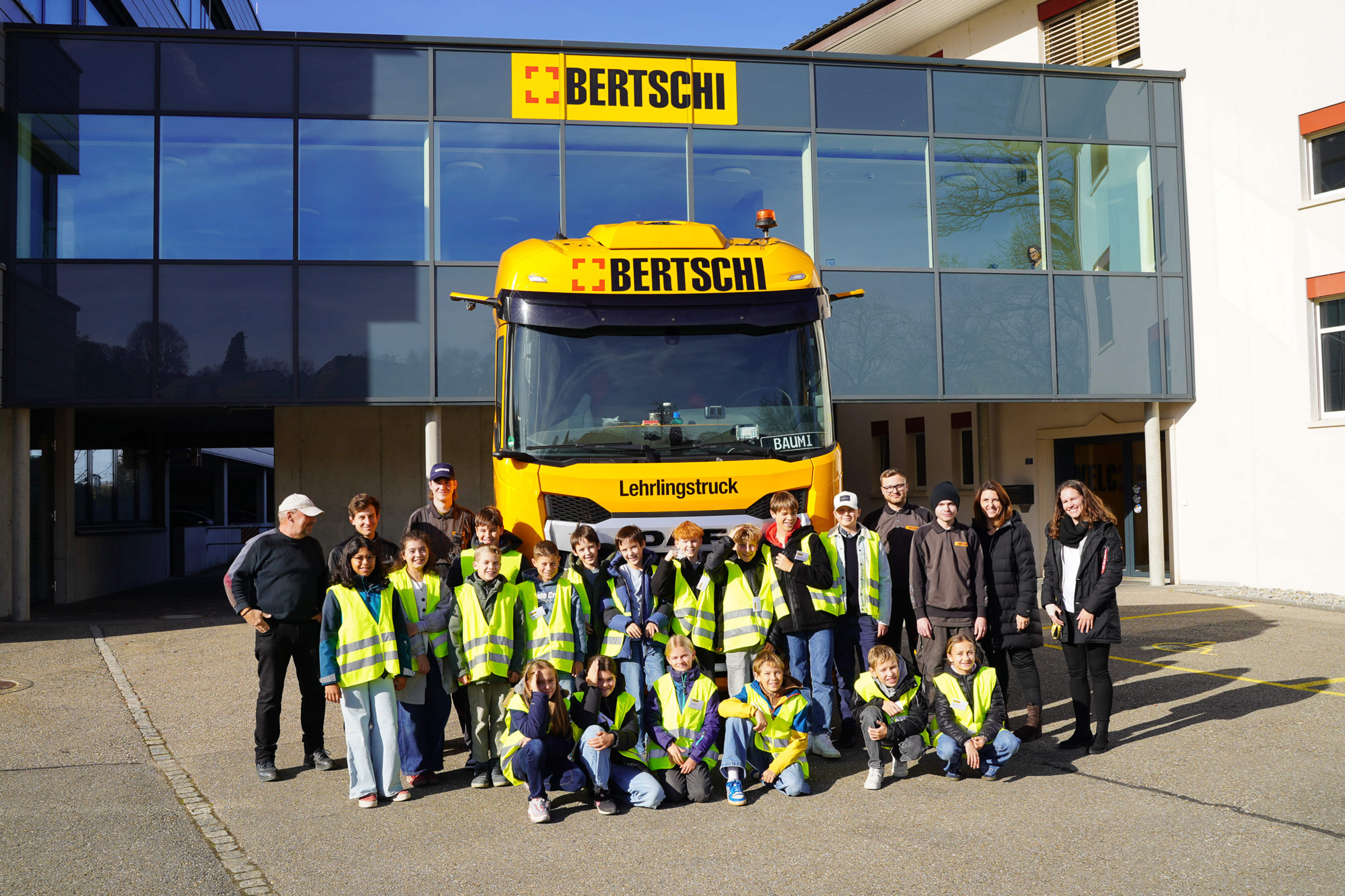 All children with our experts are infront of the truck standin for a photo