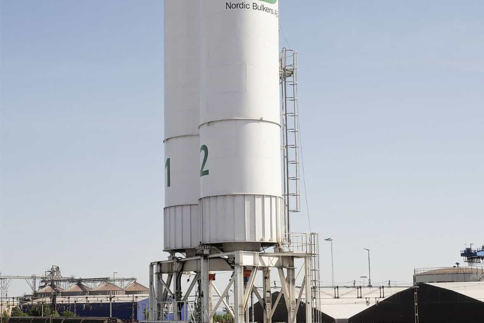 2 Tanks next to eachother