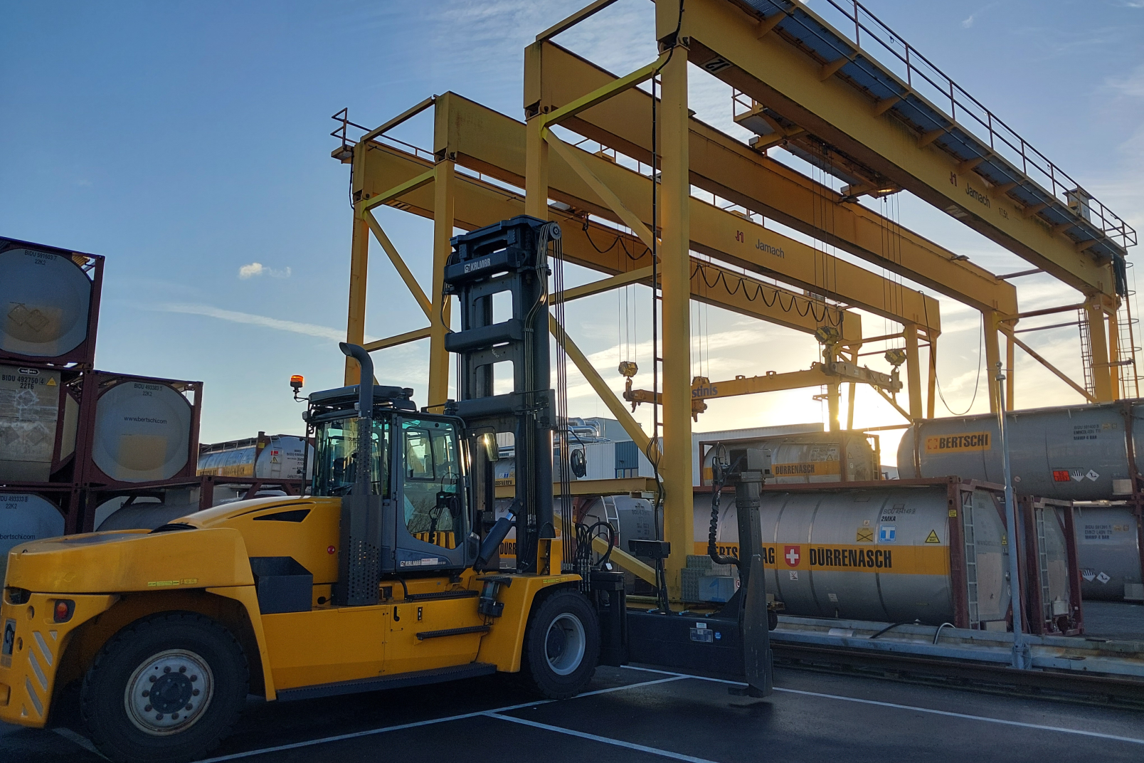 Vehicle next to the middle way between the containers