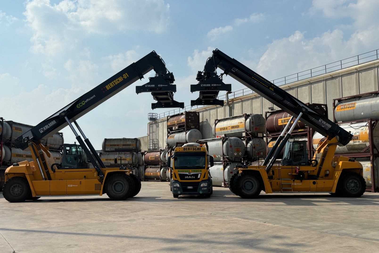 the LKW between 2 big vehicles