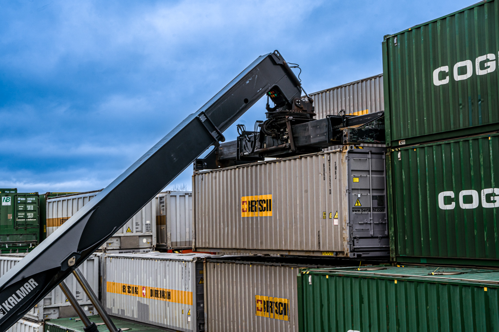 Dry Bulk Box Containers with Reach Stacker in Terneuzen